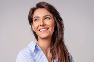 Read more about the article Smile Makeovers Explained: What Cosmetic Dentistry Can Do for You