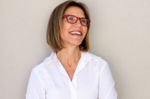 Read more about the article Dental Implants vs. Dentures: What’s Best for Long-Term Oral Health?